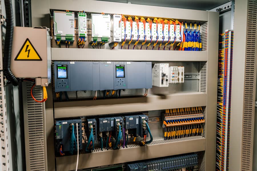 Industrie-Schaltschrank mit SPS-Steuerungen und Reihenklemmen