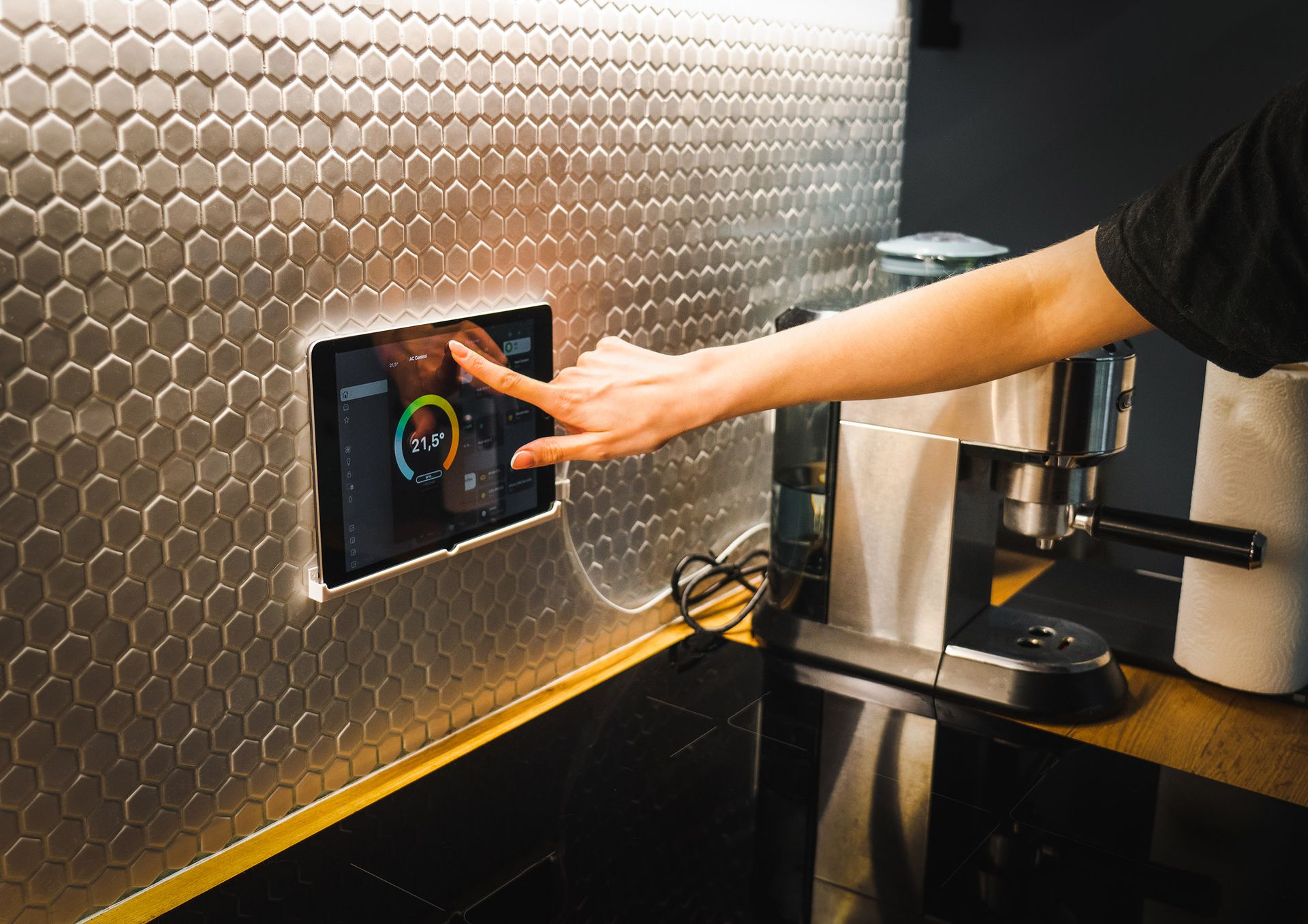 Smart-Home-Steuerung auf einem Tablet in einem modernen Wohnraum